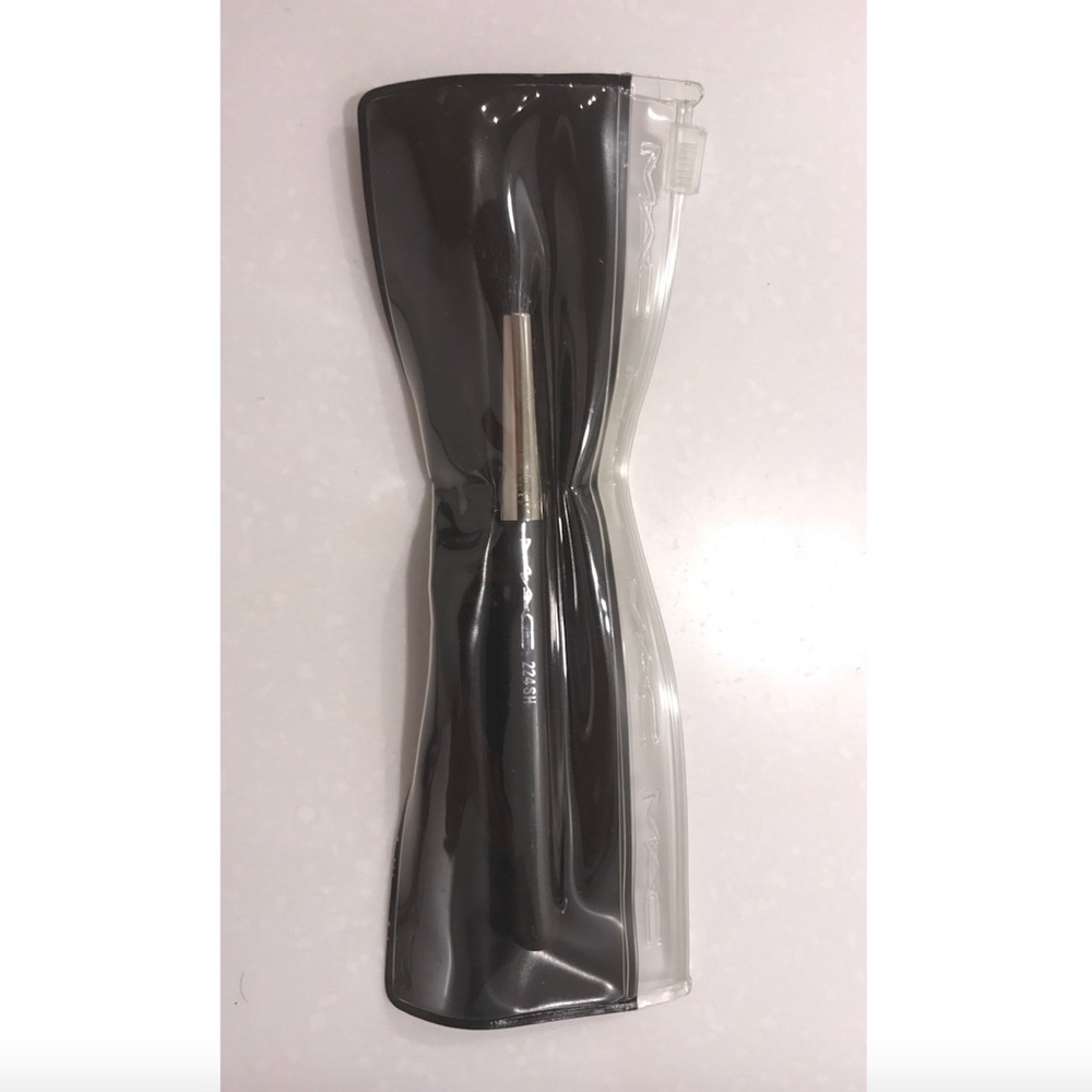 MAC COSMETICS BRUSH 224SH, BN IN SLEEVE. NATURAL